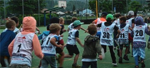 Die Kindergartenkinder waren hoch motiviert beim Spendenlauf. Foto re