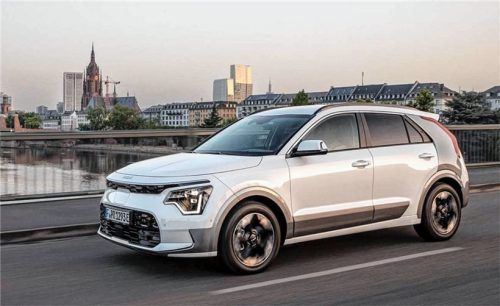 Die Kontrast-Lackierung gehört zum Erkennungsmerkmal des Kia Niro EV.Foto kia