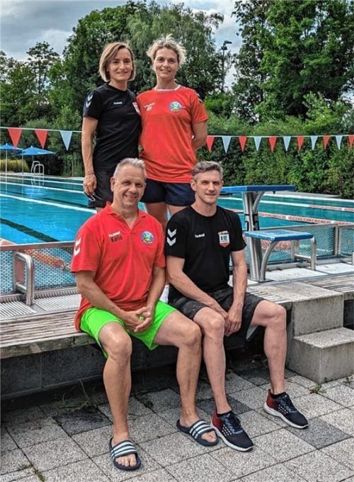 Die Masters des VfL Waldkraiburg: Lili Roth und Natalia Hofmann (hinten) sowie Silvio Keller und Andrej Kormilez räumten in Freising zehn Medaillen ab.Foto re