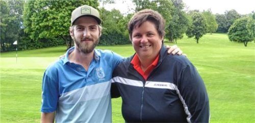 Die neuen Clubmeister Andrea Breitner (rechts) und Alexander Seibert.Foto re