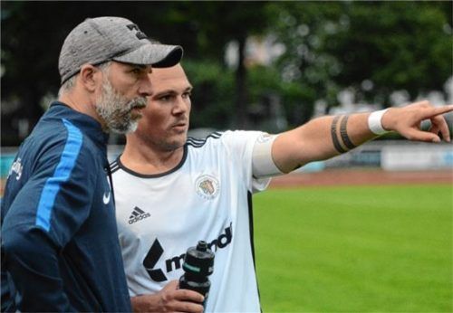 Die Richtung ist klar: TuS-Trainer Johannes Jenewein (links) und Michael Gruber wollen mit Raubling den zweiten Saisonsieg.Foto Ruprecht