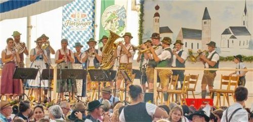 Die Riederinger Musikanten spielten groß auf. Foto Hötzelsperger