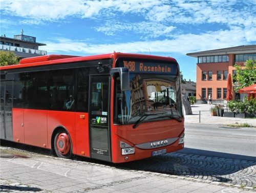 Die Ringlinie 9498 des RVO verbindet bis jetzt viele Stephanskirchner Ortsteile mit Rosenheim. Nach dem Willen des RVO ist damit bald Schluss: Die Ringlinie beginnt und endet dann zwischen Rathaus und Kirche in Schloßberg. Foto  Schlecker