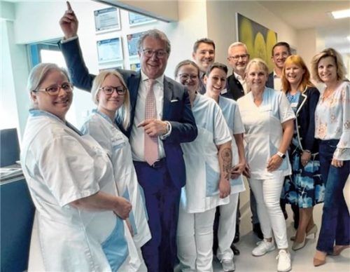 Die Rosenheimer Bundestagsabgeordnete Daniela Ludwig (rechts) und Landtagsabgeordneter Klaus Stöttner (Dritter von links) mit dem Team des WZ-Wundzentrums.Foto re