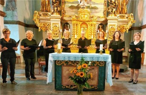 Die Schola „Cantantes Campanile“, acht Damen aus verschiedenen Kirchenchören, sang a cappella im Münster Frauenchiemsee. Fotos Giesen