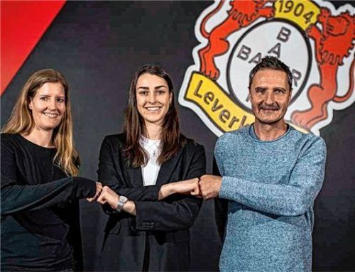 Die Schonstetterin Selina Ostermeier (Mitte) bei der Vorstellung in Leverkusen. Foto Bayer 04
