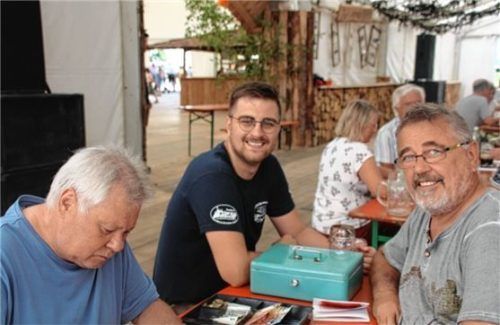 Die Spielleiter (von links) Franz Schubert, Lucas Reiter und Fred Baumann beim Aufteilen der Startgelder. Der Sieger konnte sich über ein Preisgeld von 80 Euro freuen. Foto Künzner-Hingerl