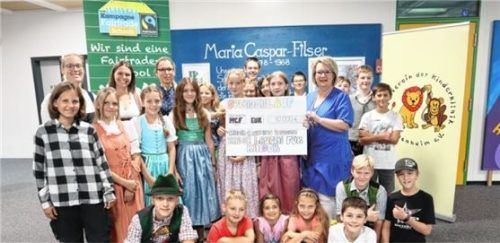 Die sportlichen Schüler mit den Organisatorinnen (hinten, von links) Friederike Lamprecht und Anna Baumgartner sowie Schulleiterin Alexandra Mayr übergaben die Spende an Mihaela Hammer (Mitte), der Vorsitzenden des Fördervereins der Kinderklinik. Foto re