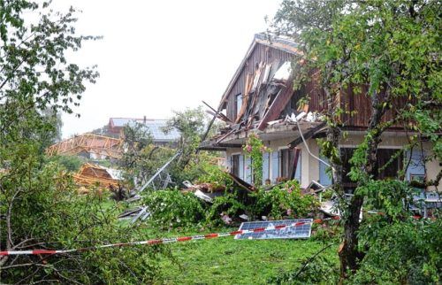 Die Spur der Verwüstung war auch zu Wochenbeginn noch groß: Ein Baukran war am Samstag auf das Einfamilienhaus eines Ehepaars in Traunstein gestürzt. Foto xe