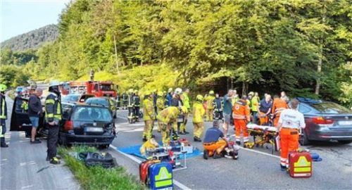 Die Staatsstraße zwischen Eisenärzt und Ruhpolding war wegen des Rettungseinsatzes rund eine Stunde gesperrt. Foto Lamminger