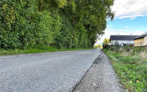Die Wendelsteinstraße soll einen durchgehenden Gehweg bis zur Rosenheimer Straße bekommen. Durch eine Gesetzesänderung wird der Ausbau für die Gemeinde jetzt deutlich teurer. Foto Heinz
