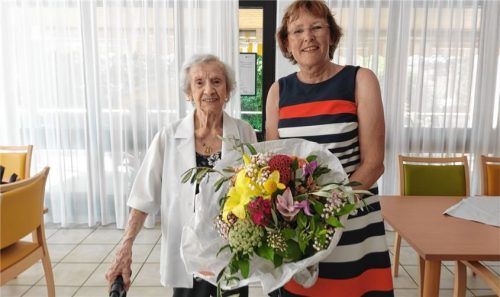 Doch ein besonderer Anlass: Bronislawa Plattner erhält einen Blumenstrauß von Dritter Bürgermeisterin Gabriele Leicht.Foto Jennifer Beuerlein