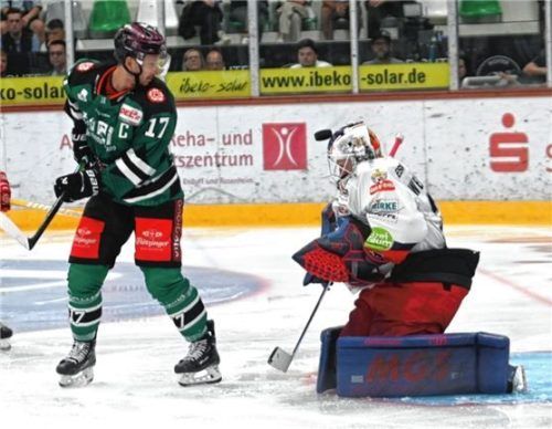 Dominik Daxlberger fälschte ab und die Scheibe landete auf der Maske von Selbs Torhüter. Foto Hans-Jürgen Ziegler