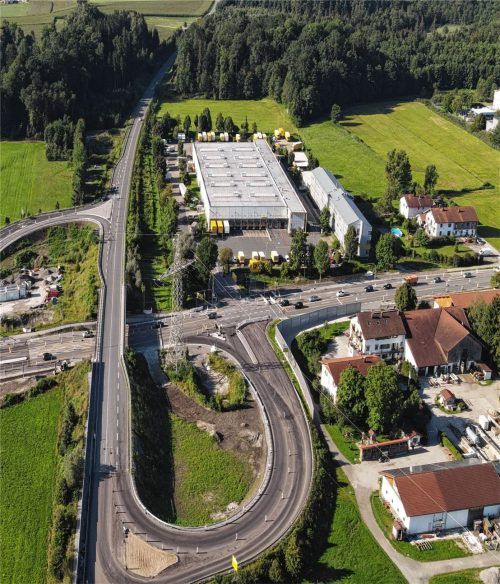Drehkreuz für ein- und abgehende Briefsendungen in der Region: das Briefzentrum an der Staatsstraße in Kolbermoor (oben). Foto Ziegler