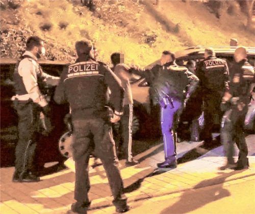 Drei Polizeistreifen waren nötig, um die betrunkenen Angreifer in Verwahrung zu nehmen. Foto / Symbolbild dpa