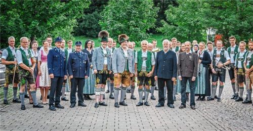 Ein 80. Geburtstag wird nie alleine gefeiert: (von links) die Vorsitzenden der Feuerwehr Wildenwart Michael Ramsl und Fred Vodermaier, die Vorsitzenden des Trachtenvereins Helmut Freund und Peter Voggenauer, der Jubilar Helmut Rosenwink sowie die Vorsitzenden des Veteranenvereins Florian Bauer und Georg Anner.Foto Rehberg