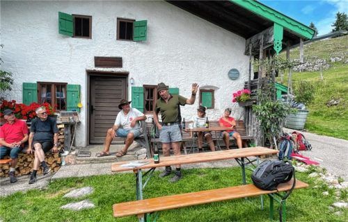 Ein Besuch lohnt sich bei den Almbauern Martin Thaurer (stehend) und Andreas Ofner (Dritter von links).Foto re