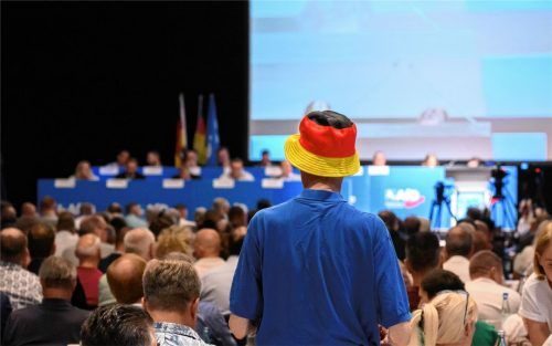 Ein Mann mit schwarz-rot-goldenem Hut beim Landesparteitag der AfD Niedersachsen. Die Partei feiert aktuell starke Umfrageergebnisse. Foto dpa