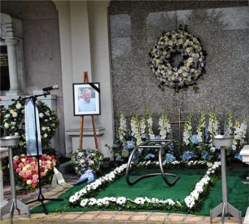 Ein Meer aus Blumen: In dieser Gruft findet Sebastian Bauer (76) seine letzte Ruhe.Foto Ruprecht