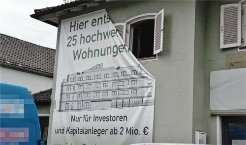 Ein prominent platziertes Plakat an einem Gebäude an der Kufsteiner Straße beziehungsweise B15 im Rosenheimer Ortsteil Happing wirbt derzeit für ein Bauvorhaben des Unternehmens von „Bussi Schorschi“ Georg Weiß. Foto hs