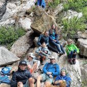 Junge Kletterer erklimmen Felsen in Maltatal