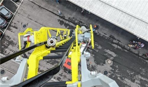 Ein völlig anderes Bild bietet sich aus 30 Metern Höhe – da geht es steil bergab.