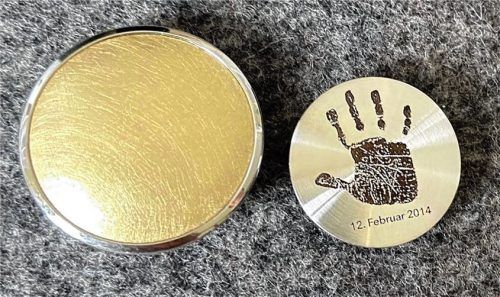 Ein winziger Handabdruck als Schmuckstück: Das kann Trost spenden, wenn ein Kind tot geboren wurde. Foto DJD/www.nano-erinnerungsschmuck.de