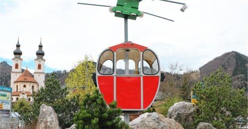Eine Gondel der „alten“ Kampenwandbahn begrüßt Gäste in Aschau schon unten im Ort. Fördermittel für den Neubau der Kampenwandbahn sind jetzt Gegenstand einer Petition an den Landtag. Foto Rehberg