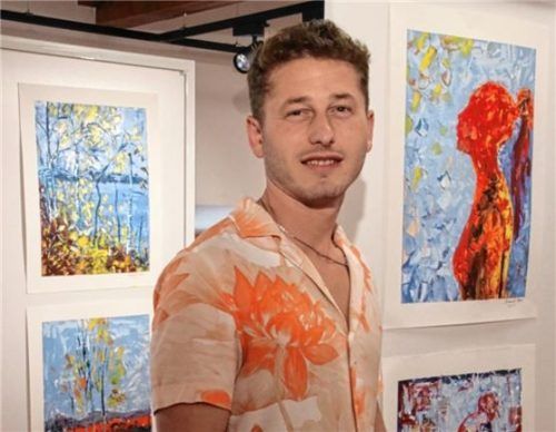 Emanuel Karaci nimmt sich mit der Malerei Auszeiten vom Arbeitsalltag.Foto benekam