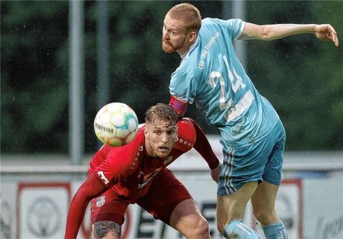 Entscheidendes Duell: Traunsteins Kurt Weixler hatte anfangs zwei Chancen, danach bekam ihn Maximilian Pichler immer besser in den Griff.Foto Hans Weitz