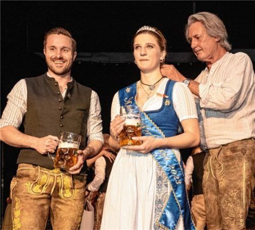 Erste Gratulanten: Zweiter Bürgermeister Daniel Artmann (links) und Hermann Tomczyk vom Wirtschaftlichen Verband Rosenheim e.V. freuen sich mit der frisch gekürten Miss Herbstfest.