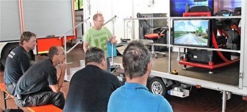 Fahrlehrer Christoph Zehentner analysiert mit den Teilnehmern eine Einsatzfahrt.Foto Binder