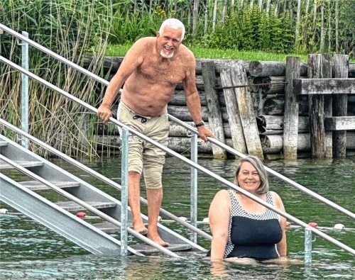 Flache Stufen und zwei Handläufe in unterschiedlichen Höhen führen in den Simssee. Harald Oberrenner und Sylvia Hampel haben‘s ausprobiert. Foto gp