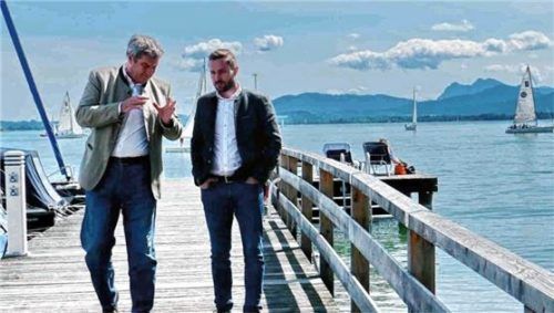 Fordern in Sachen Brenner-Nordzulauf eine Untertunnelung zu 80 Prozent: Ministerpräsident Markus Söder und Rosenheims Zweiter Bürgermeister Daniel Artmann beim Gedankenaustausch in Prien.Foto Hötzelsperger