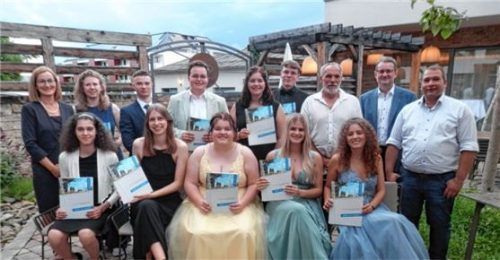 Freude über die erfolgreiche Ausbildung: (vorne, von links) Annalena Jetzlsperger, Merle Siemers, Jasmin Giehl, Amelie Sax und Antonia Tramonti sowie (hinten, von links) Klassenleitern Doris Kallinger, Barbara Stadler, Niklas Pilgram, Nikolaus Schemmerer, Verena Gründl, Jonas Stocker, Klassenleiter Franz Schrenk sowie Schulleiter Friedrich Ebertseder und Dehoga-Kreisvorsitzender Ernst Raspl. Foto maier