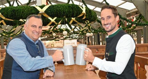Freuen sich auf den Wiesnauftakt: Klaus Hertreiter, Geschäftsführer des Wirtschaftlichen Verbands (links), und WV-Vorstandsmitglied Maximilian Werndl. Foto Peter Schlecker