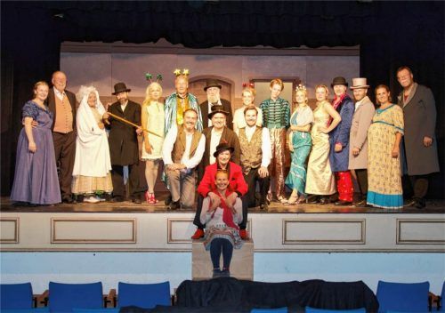 Freuen sich auf tolle Theaterabende: In der Mitte vorne sitzend Steffi Baier (Regie), dahinter sitzend Theresia Benda-Pelzer (Lumpazivagabundus) sowie in der Mitte kniend (von links) die „drei liederlichen Gesellen“ Flo Rian Bauer (Zwirn), Andreas Kern (Knierim) und Thomas J. Heim (Leim). Foto re