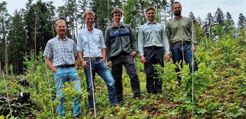 Freuen sich über die Aufforstung: (von links) die Waldbesitzer Stephan Schlaipfer und Stefan Schlaipfer, die beiden Revierleiter Martin Holzäpfel und Tobias Büchner vom AELF Rosenheim sowie Alexander Graßl, Geschäftsführer der Waldbesitzervereinigung Wasserburg-Haag. Foto Klinge