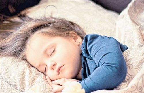 Für einen erholsamen Schlaf: Die Wahl des Baustoffes hat großen Einfluss auf den Schallschutz in den eigenen vier Wänden. Foto djd/KLB Klimaleichtblock/dagon