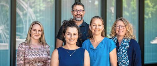 Für sie ist ihr Job eine echte Herzensangelegenheit: Die Verfahrenslotsen aus Stadt und Landkreis Rosenheim sind (von links) Magistra Iuris, Ivana Kerepecka, Diplom-Pädagoge Tobias Stumpf, Sozialpädagogin Marion Hornung, Integrative Heilpädagogin Janna Miller und Fachwirtin Gesundheits- und Sozialwesen Doris Woytinnek.Foto .Moritz Beck