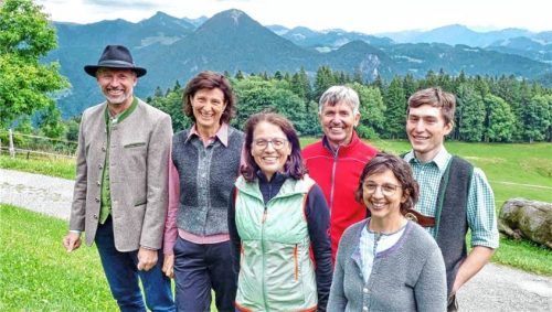Gemeinsam mit zahlreichen Gästen wanderten (von links) Vorsitzender Josef Grandl, Schriftführerin Renate Gartmeier, Schulleiterin Anna Bruckmaier, ehemaliger AfL-Behördenleiter Wolfgang Hampel und Vorstandsmitglied Hedwig Voggenauer zur Alm des Hohe-Asten-Wirts Bernhard Astl.Foto Hötzelsperger