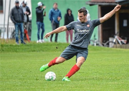 Griesstätts Spielertrainer Georg Lenz stürmte mit seinem Team an die Tabellenspitze. Er selbst traf gegen Aschau zum 1:0. Foto  Franz Ruprecht.