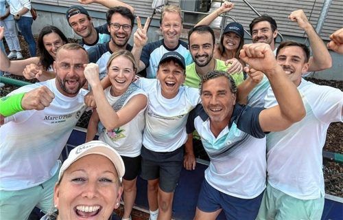 Groß war der Jubel bei den Sechziger-Tennisspielern samt Anhang nach dem 3:3 in Versmold. Foto TC 1860