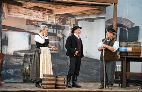 Großes Entsetzen herrscht bei (von links) Rosa Blasl (Magdalena Sandbichler) und ihrem Mann, dem Wirt Korbinian Blasl (Wasti Lechner), als nach 30 Jahren der Ziberl Toni (Gerhard Scheuerer) wieder in Haslbach auftaucht. Foto Ladner