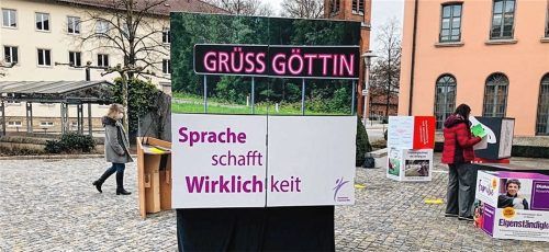„Grüß Göttin“ – Sprache schafft nicht nur Wirklichkeit, sondern führt auch zu heftigen Auseinandersetzungen, wie beim Thema Gendern. Foto re