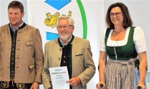Hans Roth (Mitte) wurde von Landtagspräsidentin Ilse Aigner (rechts) und dem Bad Feilnbacher CSU-Vorsitzenden Martin Huber für 20 Jahre Mitgliedschaft in der örtlichen CSU geehrt.