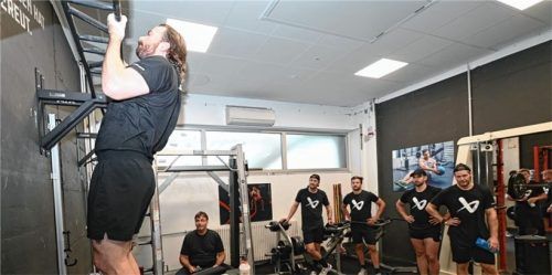 Heimkehrer C.J. Stretch, beobachtet von Co-Trainer Jamie Bartman, Dominik Kolb, Dominik Daxlberger, Denis Shevyrin und Hagen Kaisler (von links) machte bei den Klimmzügen eine gute Figur. Foto Hans-Jürgen Ziegler