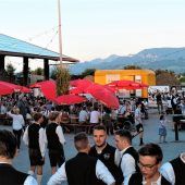 Ein heiteres Fest in lauer Sommernacht