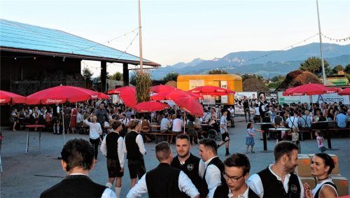 Heiter und unbeschwert: Das Weinfest der Katholischen Landjugendbewegung Aising-Pang. Foto  Knarr