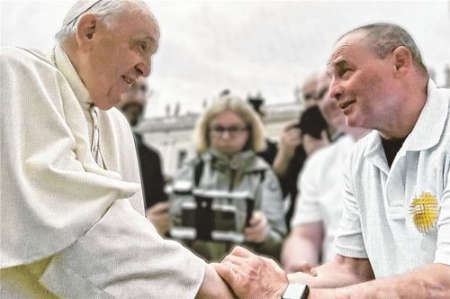 Helmut B. (vorne rechts) bei seinem Treffen mit Papst Franziskus in Rom. Fotos re